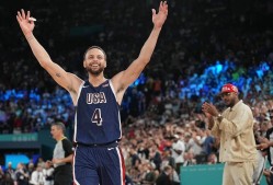 爱游戏APP-库里连续五场比赛得分超过领先优势明显，美国队不断突破！